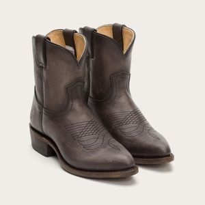 billy short frye boot in smoke